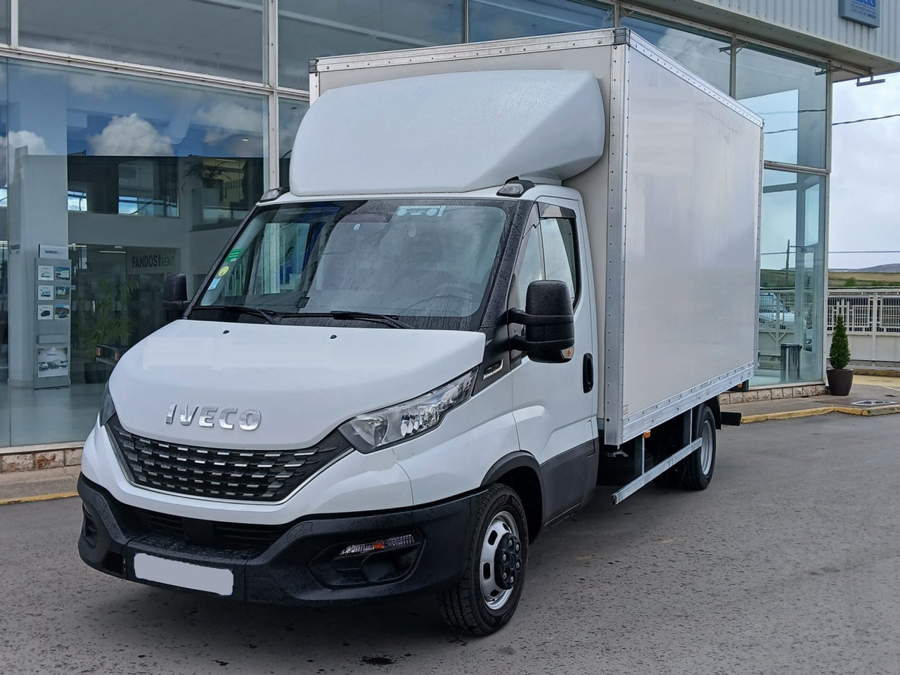 Caja cerrada con plataforma elevadora IVECO 35C16 20m3 Automática - Varebil med skap: bilde 1 Caja cerrada con plataforma elevadora IVECO 35C16 20m3 Automática - Varebil med skap: bilde 1