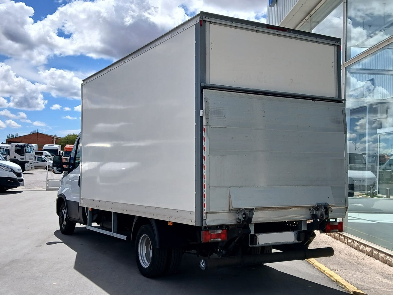 Caja cerrada con plataforma elevadora IVECO 35C16 20m3 - Varebil med skap: bilde 4 Caja cerrada con plataforma elevadora IVECO 35C16 20m3 - Varebil med skap: bilde 4