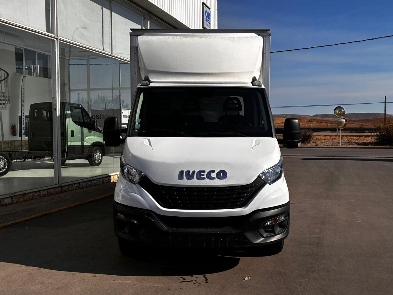 Caja cerrada con plataforma elevadora IVECO 35C16 20m3 - Varebil med skap: bilde 2 Caja cerrada con plataforma elevadora IVECO 35C16 20m3 - Varebil med skap: bilde 2