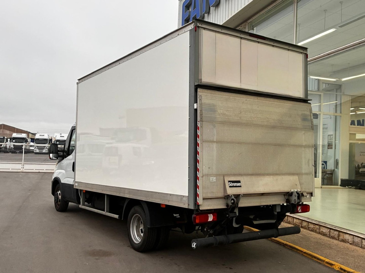 Caja cerrada con plataforma elevadora IVECO 35C16 3.0 20m3 - Varebil med skap: bilde 4 Caja cerrada con plataforma elevadora IVECO 35C16 3.0 20m3 - Varebil med skap: bilde 4