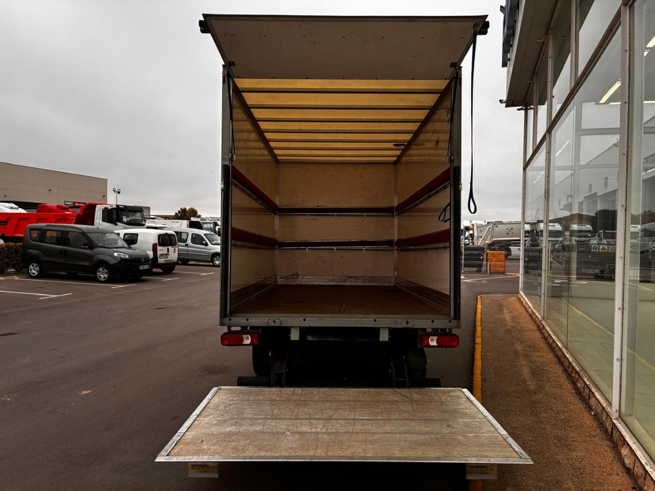 Caja cerrada con plataforma elevadora IVECO 35C16 3.0 20m3 - Varebil med skap: bilde 5 Caja cerrada con plataforma elevadora IVECO 35C16 3.0 20m3 - Varebil med skap: bilde 5