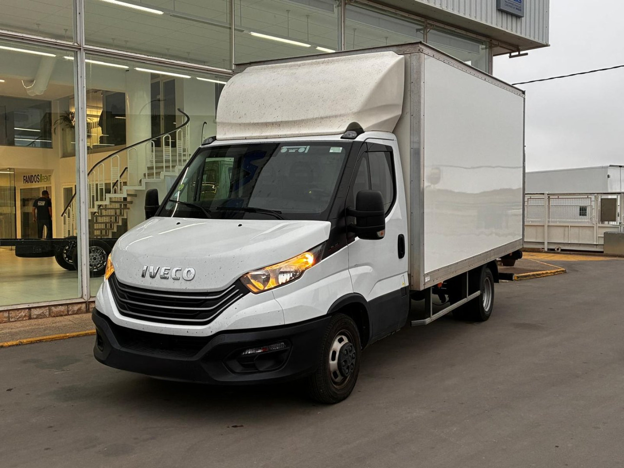 Caja cerrada con plataforma elevadora IVECO 35C16 3.0 20m3 - Varebil med skap: bilde 1 Caja cerrada con plataforma elevadora IVECO 35C16 3.0 20m3 - Varebil med skap: bilde 1