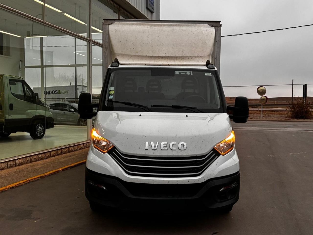 Caja cerrada con plataforma elevadora IVECO 35C16 3.0 20m3 - Varebil med skap: bilde 2 Caja cerrada con plataforma elevadora IVECO 35C16 3.0 20m3 - Varebil med skap: bilde 2