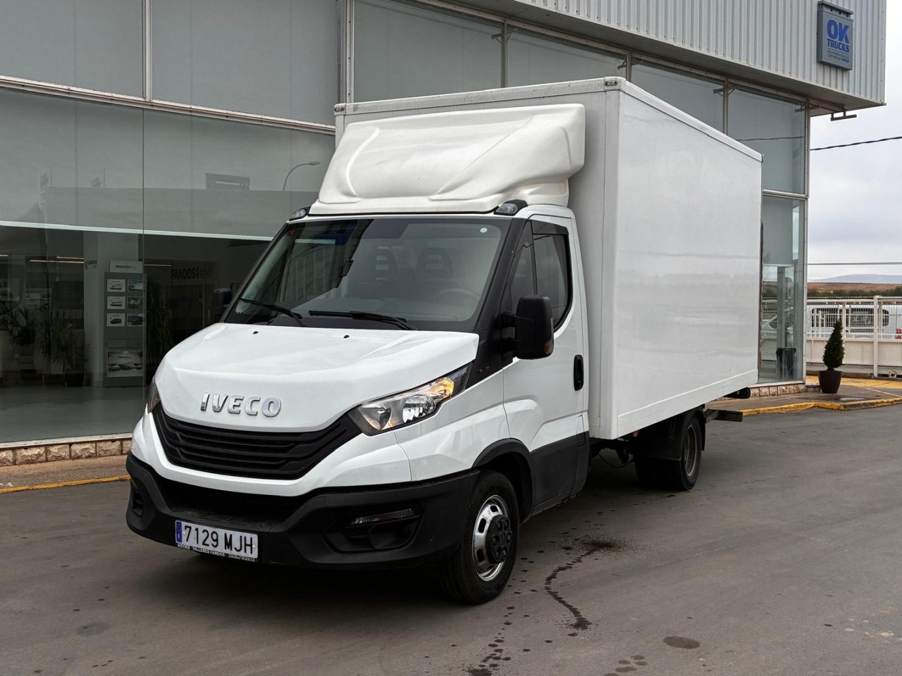 Caja cerrada con plataforma elevadora IVECO 35C16 3.0 20m3 con puerta lateral - Varebil med skap: bilde 1 Caja cerrada con plataforma elevadora IVECO 35C16 3.0 20m3 con puerta lateral - Varebil med skap: bilde 1