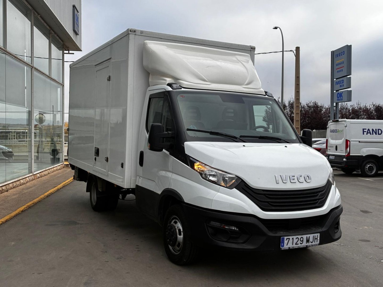 Caja cerrada con plataforma elevadora IVECO 35C16 3.0 20m3 con puerta lateral - Varebil med skap: bilde 3 Caja cerrada con plataforma elevadora IVECO 35C16 3.0 20m3 con puerta lateral - Varebil med skap: bilde 3