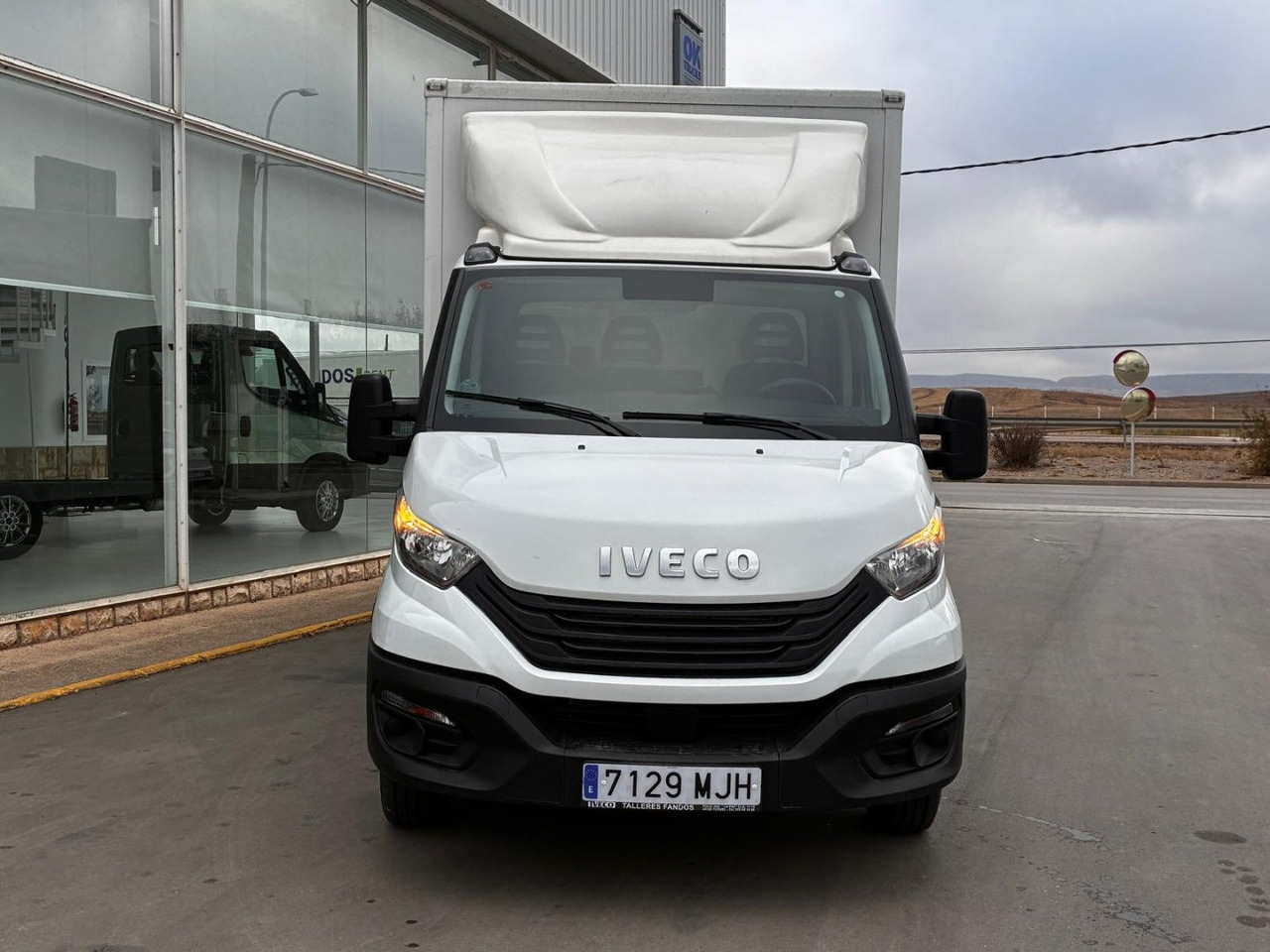 Caja cerrada con plataforma elevadora IVECO 35C16 3.0 20m3 con puerta lateral - Varebil med skap: bilde 2 Caja cerrada con plataforma elevadora IVECO 35C16 3.0 20m3 con puerta lateral - Varebil med skap: bilde 2