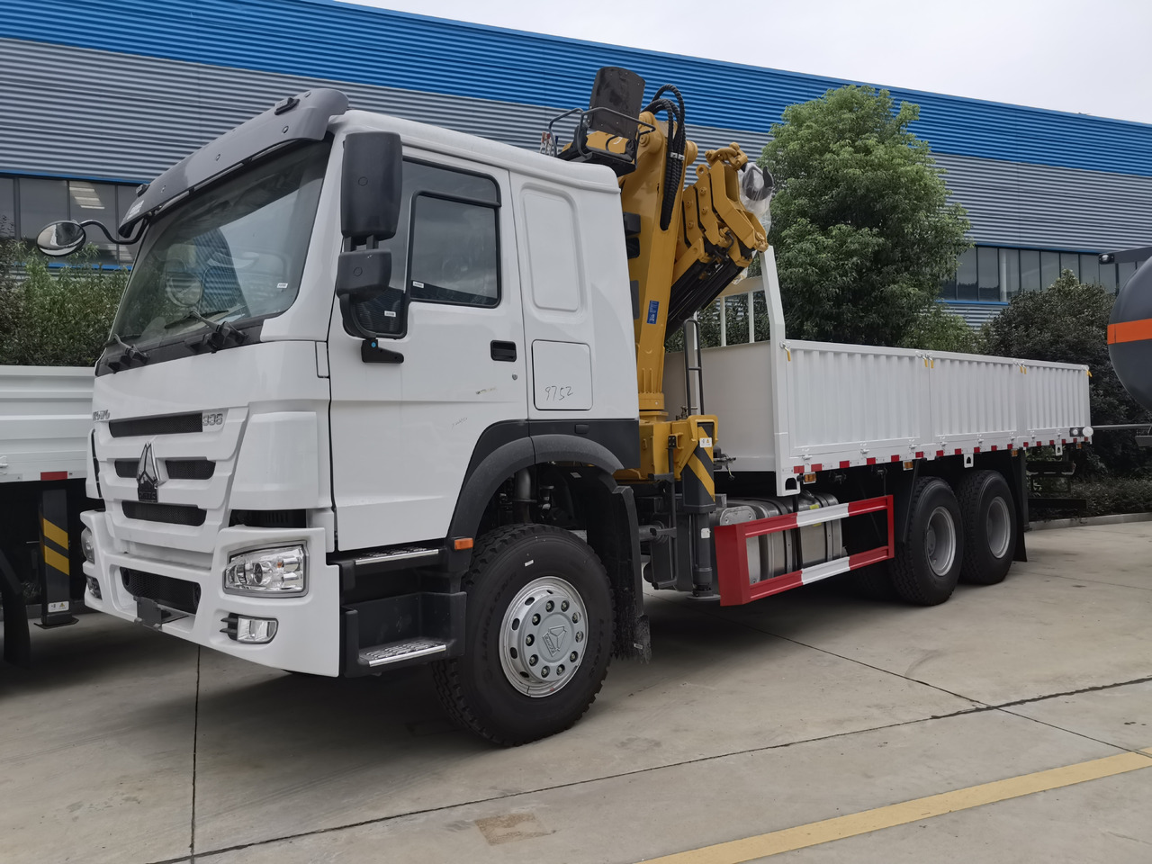 SINOTRUK HOWO 8 TON Knuckle boom truck-mounted crane - Kranbil: bilde 4 SINOTRUK HOWO 8 TON Knuckle boom truck-mounted crane - Kranbil: bilde 4