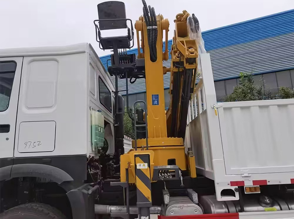 SINOTRUK HOWO 8 TON Knuckle boom truck-mounted crane - Kranbil: bilde 2 SINOTRUK HOWO 8 TON Knuckle boom truck-mounted crane - Kranbil: bilde 2