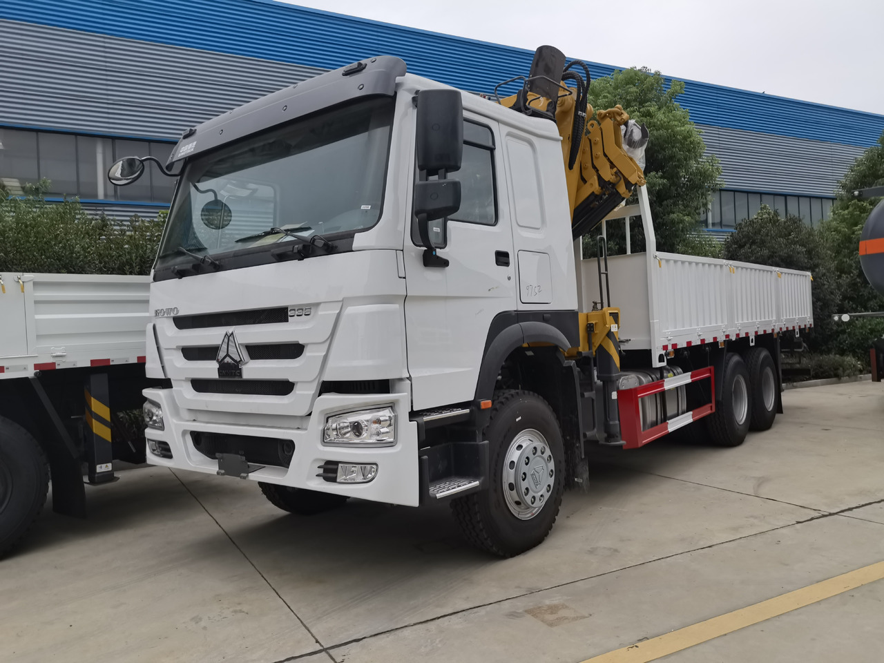 SINOTRUK HOWO 8 TON Knuckle boom truck-mounted crane - Kranbil: bilde 1 SINOTRUK HOWO 8 TON Knuckle boom truck-mounted crane - Kranbil: bilde 1