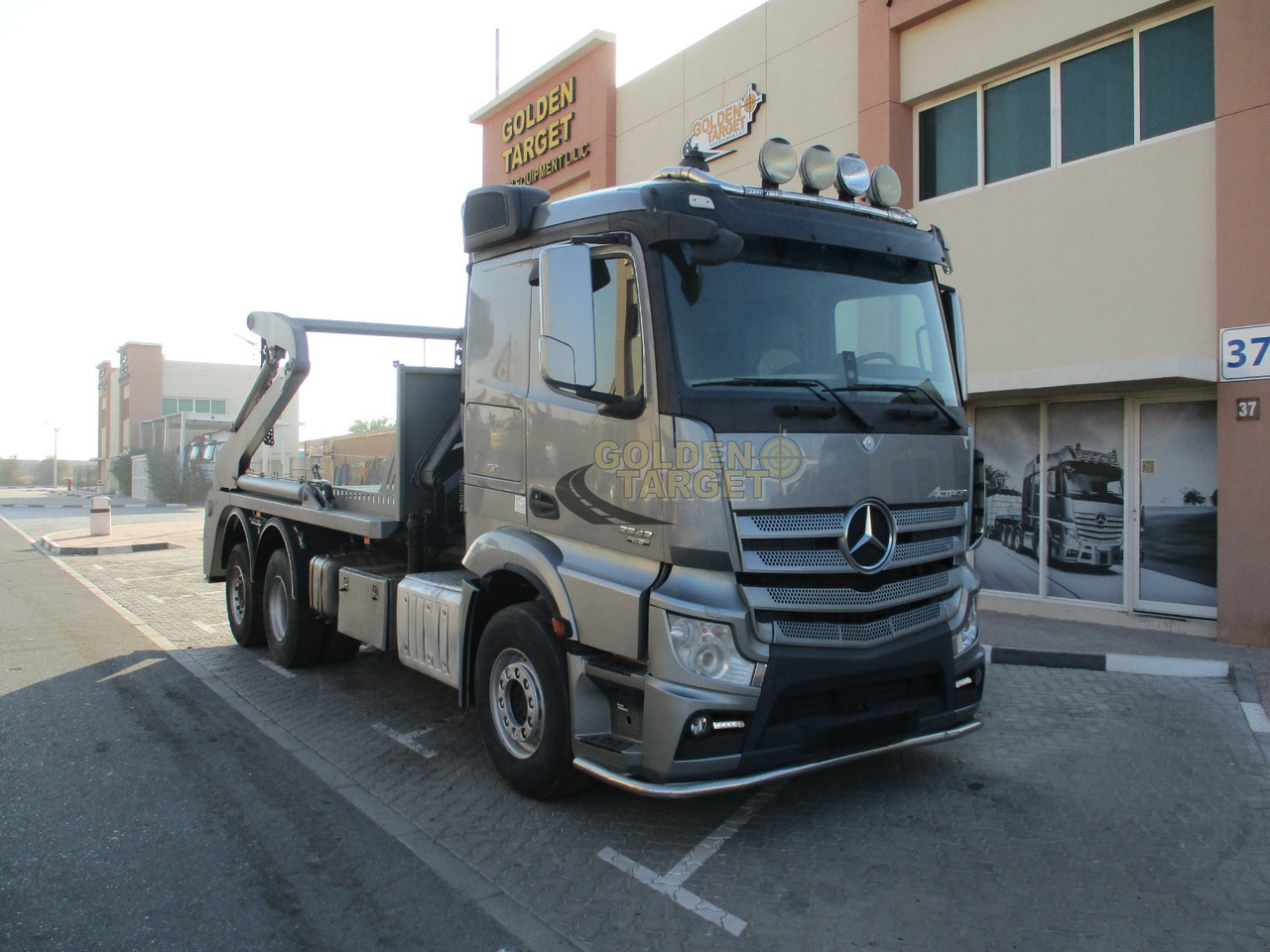 MERCEDES-BENZ 2642 6×2 DOUBLE SKIP LOADER with HIAB Crane - Liftdumper lastebil: bilde 1 MERCEDES-BENZ 2642 6×2 DOUBLE SKIP LOADER with HIAB Crane - Liftdumper lastebil: bilde 1