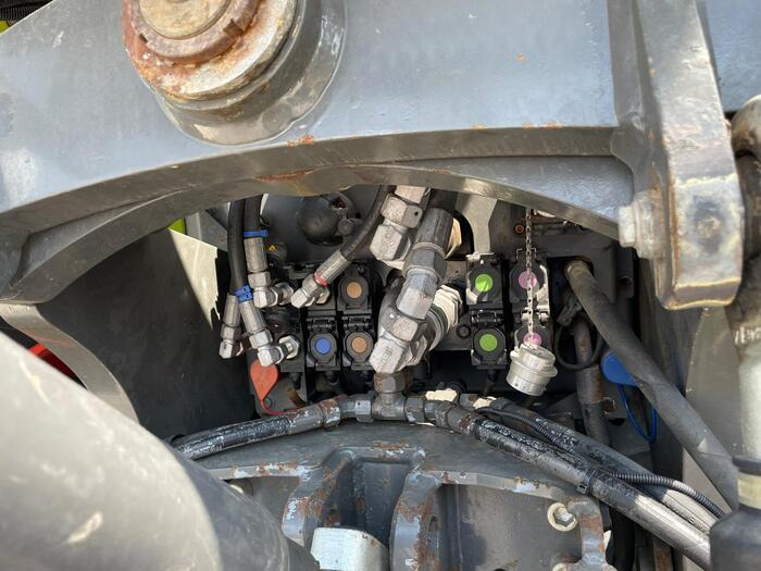 Claas Xerion 4000 - Traktor: bilde 3 Claas Xerion 4000 - Traktor: bilde 3