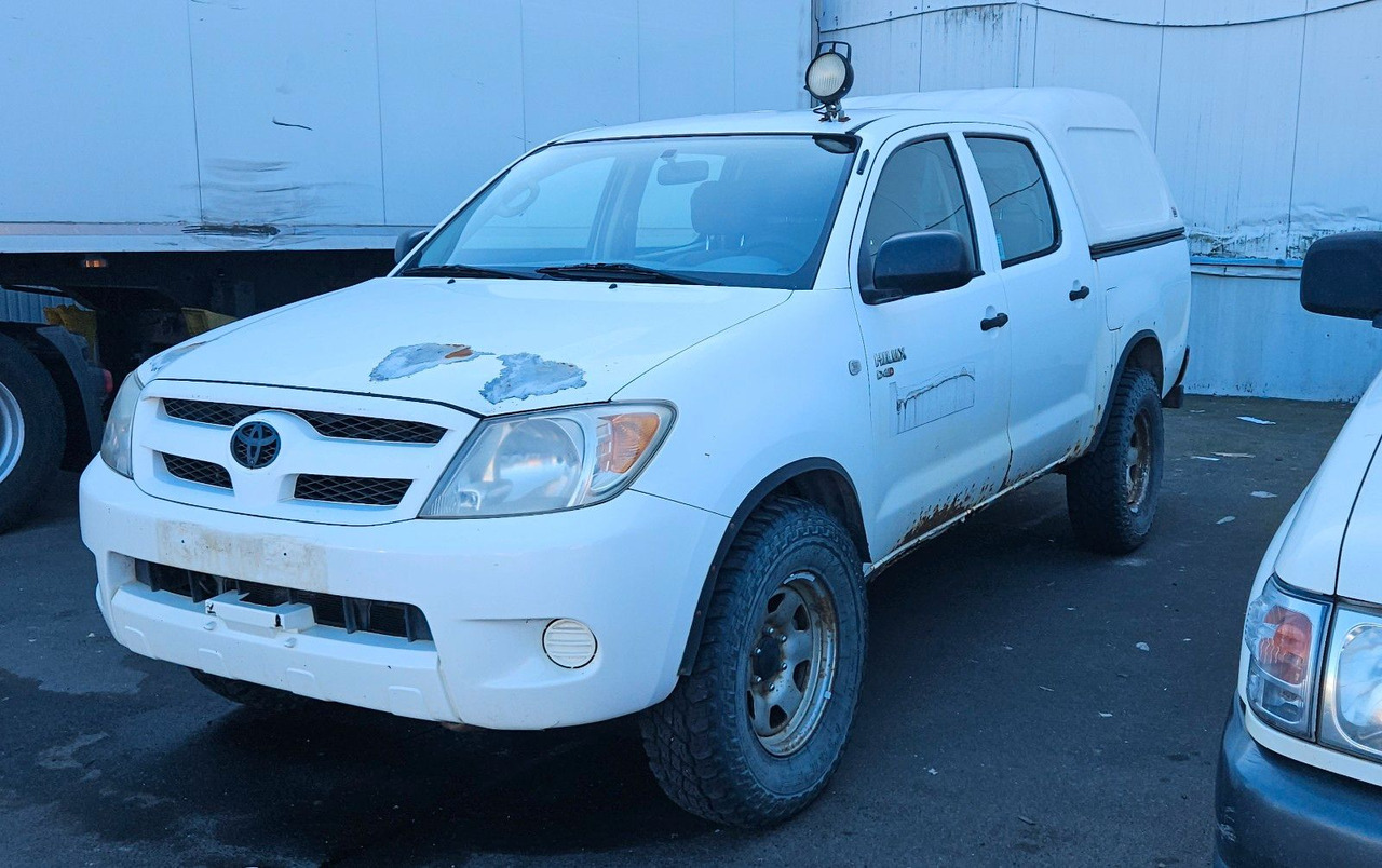 Toyota Hilux Double Cab 4x4 - SUV: bilde 1 Toyota Hilux Double Cab 4x4 - SUV: bilde 1