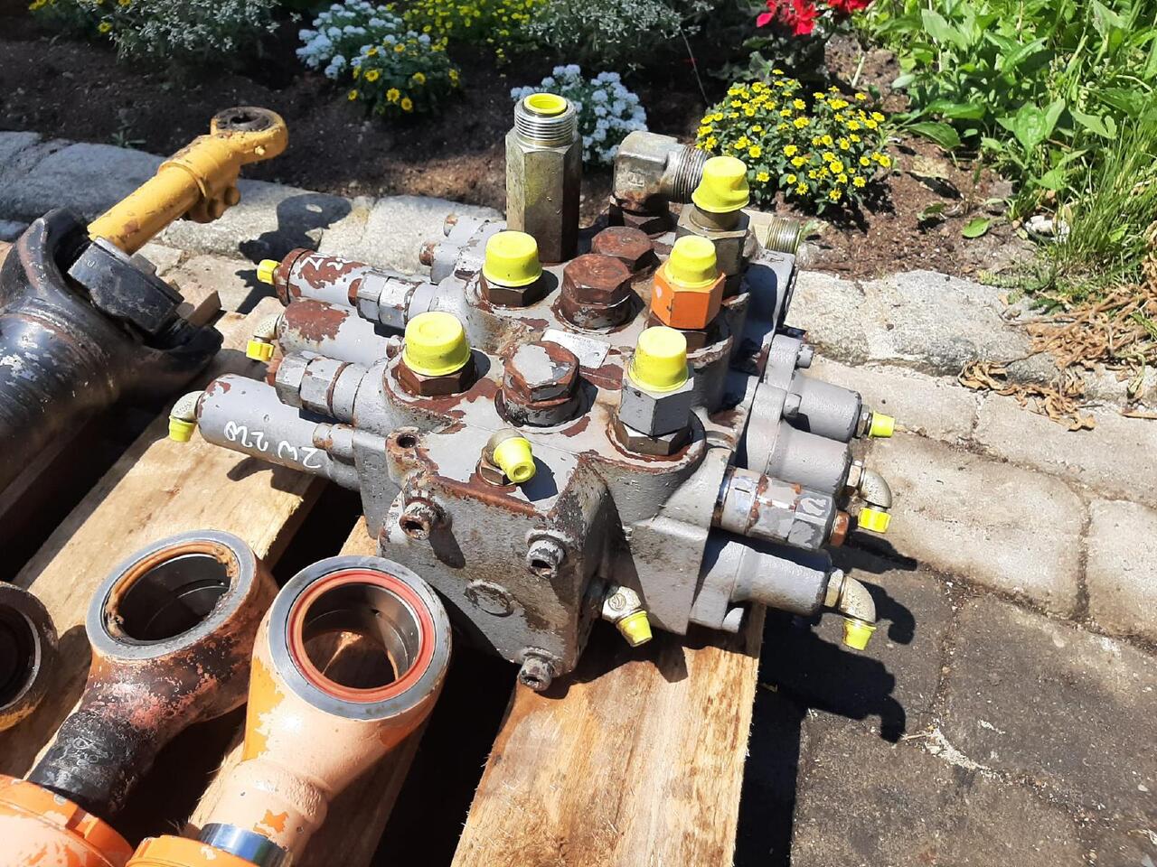 Hitachi ZW 220 - Hydraulisk ventil for Bygg og anlegg: bilde 1 Hitachi ZW 220 - Hydraulisk ventil for Bygg og anlegg: bilde 1
