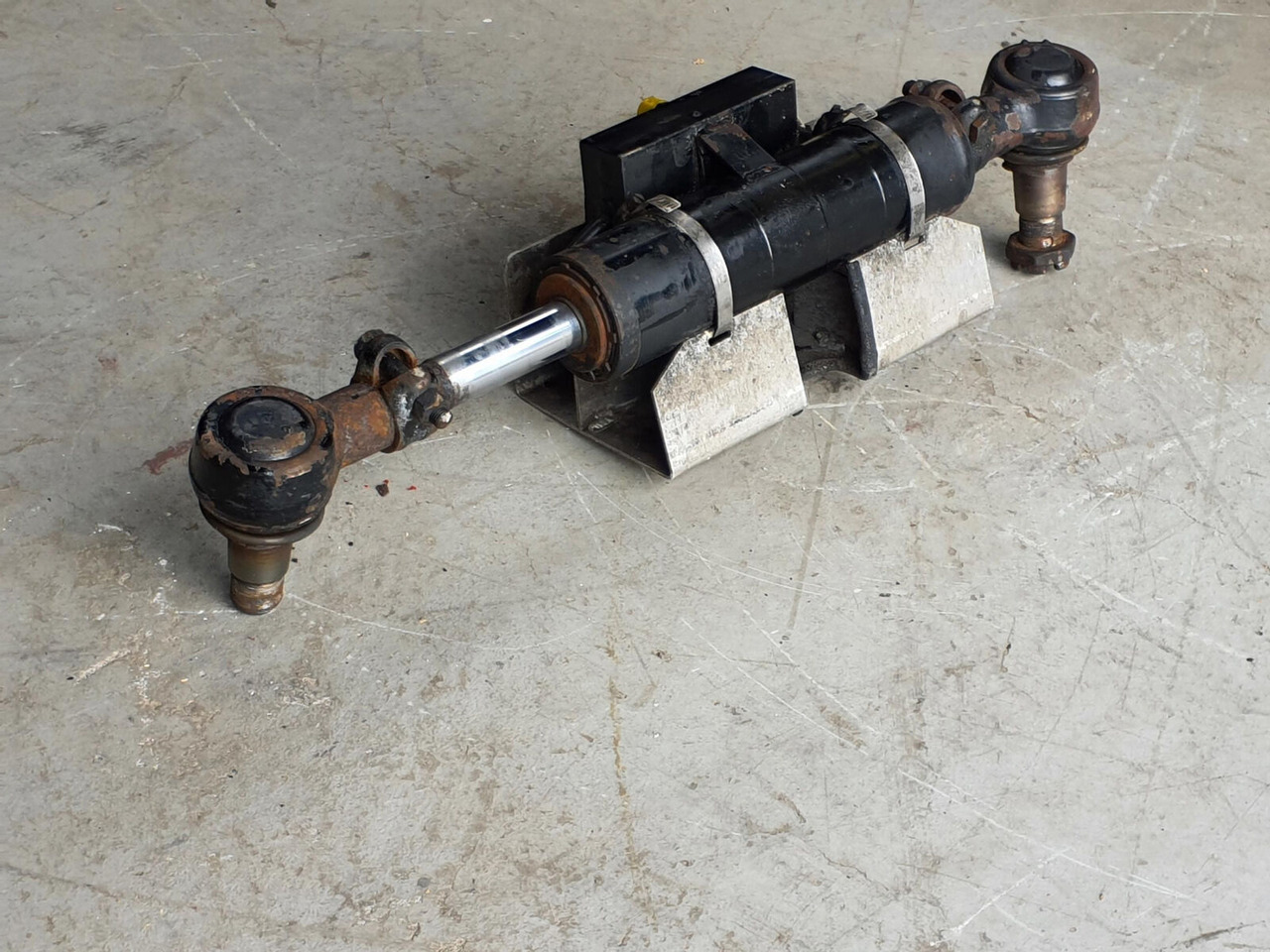 FAUN ATF 45-3 steering cilinder left axle 3 - Hydraulisk sylinder for Mobilkran: bilde 1 FAUN ATF 45-3 steering cilinder left axle 3 - Hydraulisk sylinder for Mobilkran: bilde 1