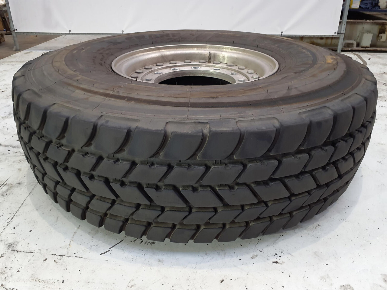 Grove Wheel 445/95R25 12 9 2p alu - Komplett hjul for Kran: bilde 1 Grove Wheel 445/95R25 12 9 2p alu - Komplett hjul for Kran: bilde 1