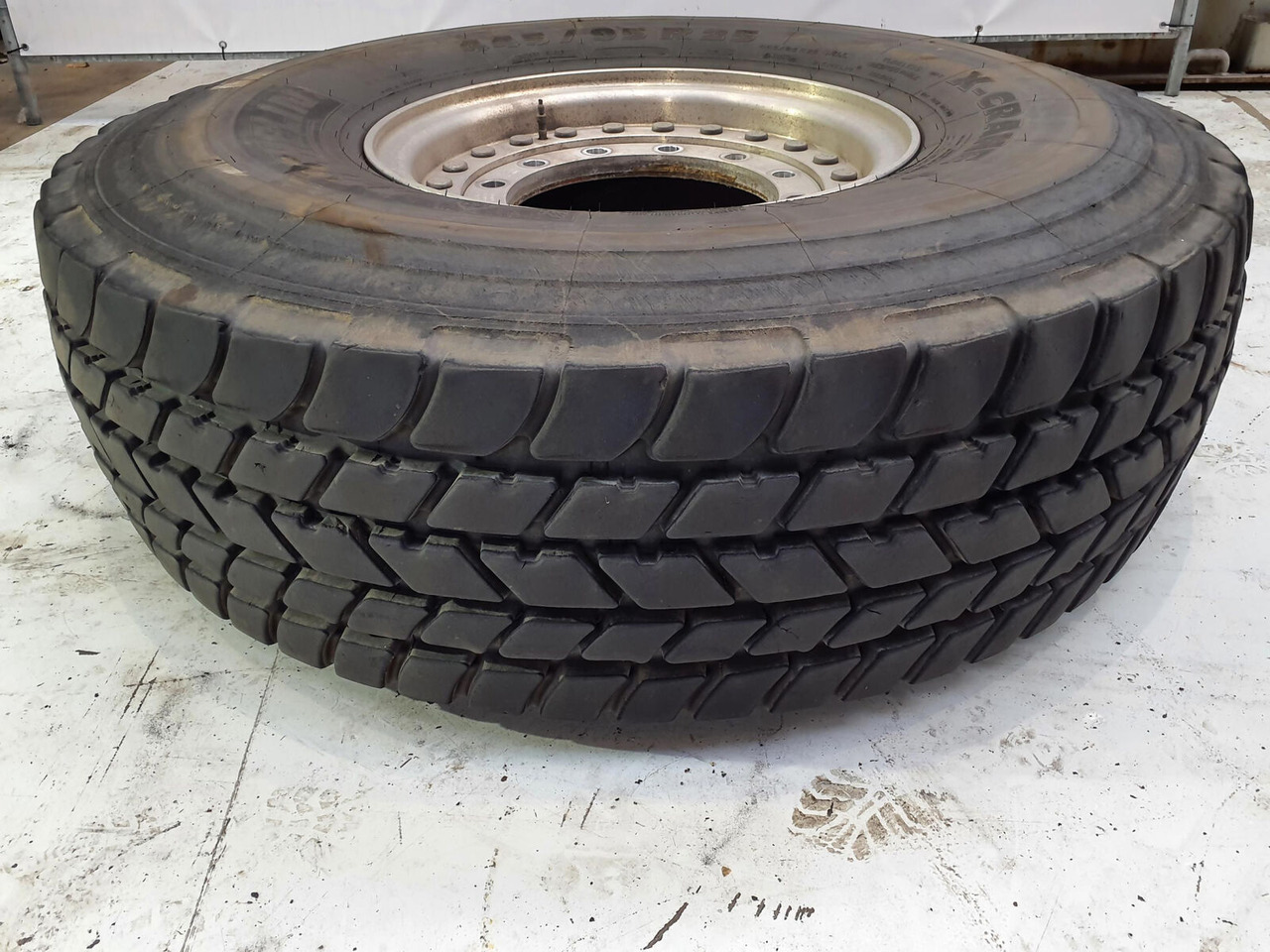 Grove Wheel 445/95R25 12 9 2p alu - Komplett hjul for Kran: bilde 1 Grove Wheel 445/95R25 12 9 2p alu - Komplett hjul for Kran: bilde 1