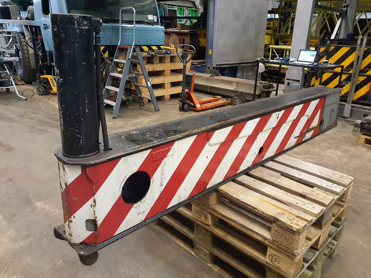 Liebherr LTM 1080-1 sliding beam complete front - Fjæring for Kran: bilde 2 Liebherr LTM 1080-1 sliding beam complete front - Fjæring for Kran: bilde 2