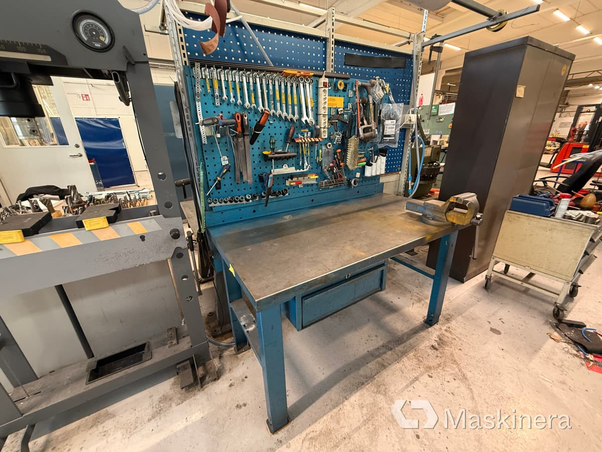 Arbetsbord med verktygstavla - Industrimaskin: bilde 3 Arbetsbord med verktygstavla - Industrimaskin: bilde 3