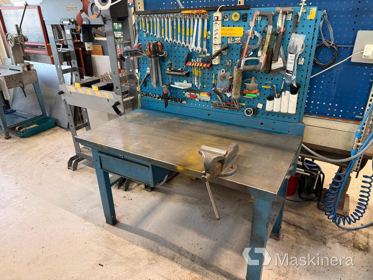 Arbetsbord med verktygstavla - Industrimaskin: bilde 1 Arbetsbord med verktygstavla - Industrimaskin: bilde 1