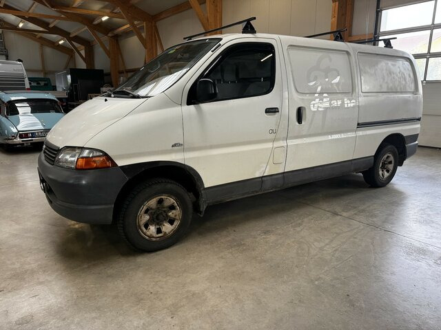 TOYOTA HiAce 2.5TD Kasten lang 4WD 4x4 - Kassebil: bilde 1 TOYOTA HiAce 2.5TD Kasten lang 4WD 4x4 - Kassebil: bilde 1