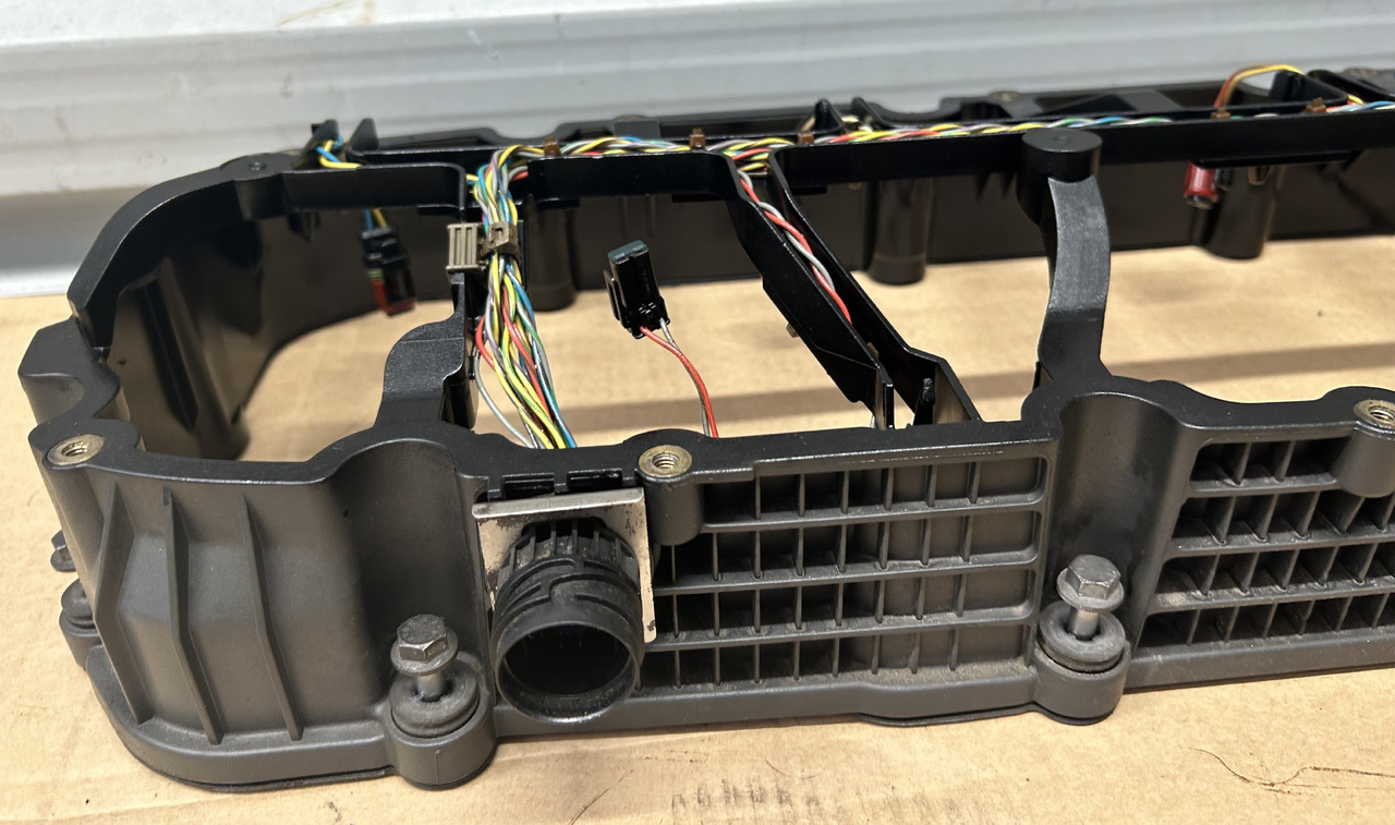 DAF SPACER FRAME ENGINE VALVE COVER XF 106 480 2033255 - Topplokk: bilde 2 DAF SPACER FRAME ENGINE VALVE COVER XF 106 480 2033255 - Topplokk: bilde 2