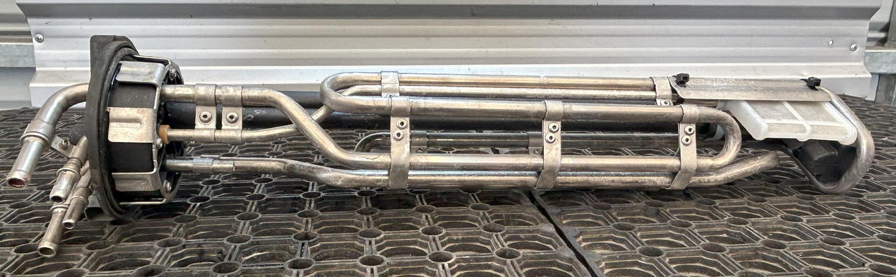DAF TEMPERATURE AND ADBLUE LEVEL SENSOR DAF XF 106 - AdBlue tank: bilde 2 DAF TEMPERATURE AND ADBLUE LEVEL SENSOR DAF XF 106 - AdBlue tank: bilde 2