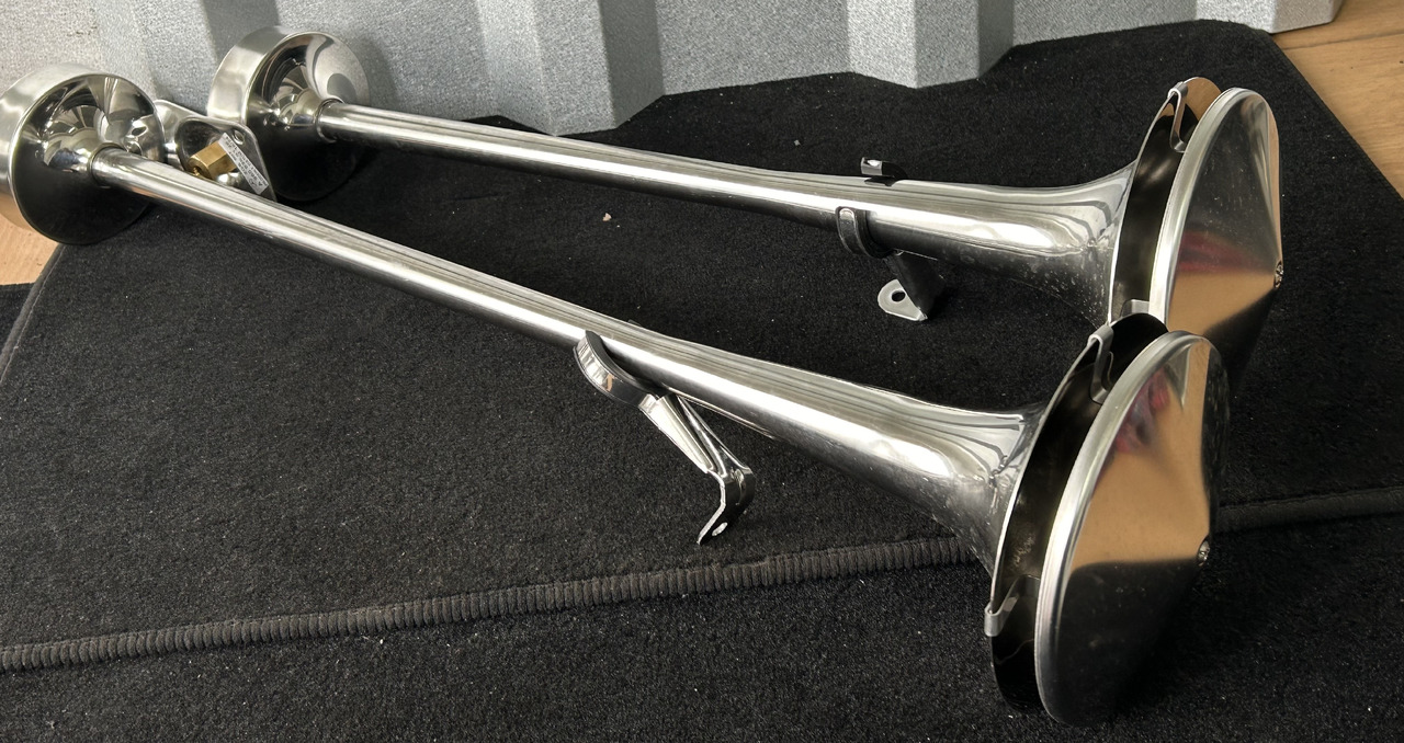 FIAMM 2 TRUMPETS, SHORT + LONG + ASSEMBLY KIT FIAMM, ORIGINAL FOR MERCEDES ACTROS MP5 - Universaldel: bilde 1 FIAMM 2 TRUMPETS, SHORT + LONG + ASSEMBLY KIT FIAMM, ORIGINAL FOR MERCEDES ACTROS MP5 - Universaldel: bilde 1