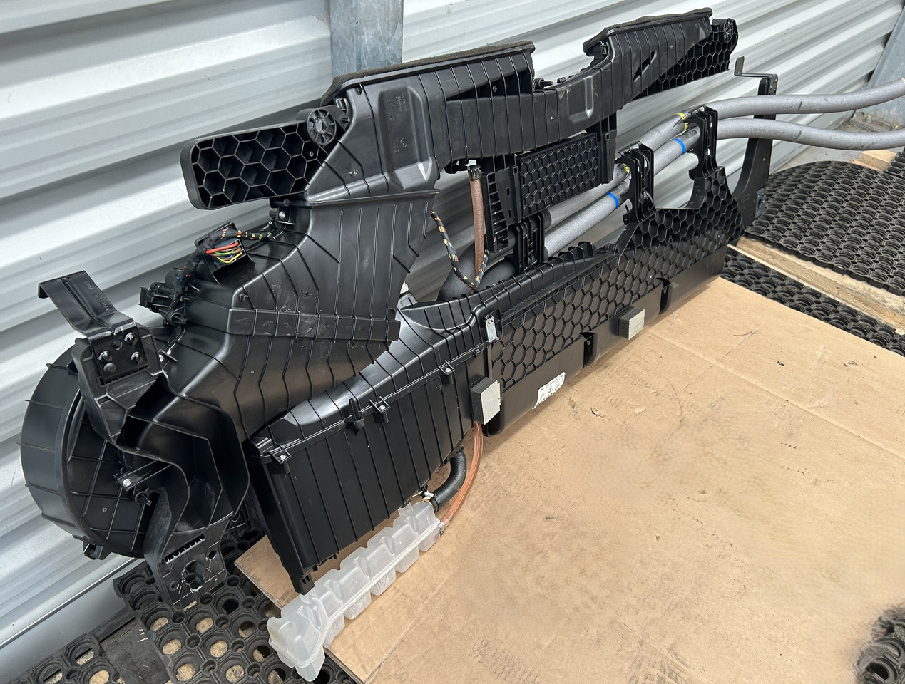 MERCEDES ACTROS MP4 PARKING AIR CONDITIONING - A/C del: bilde 2 MERCEDES ACTROS MP4 PARKING AIR CONDITIONING - A/C del: bilde 2
