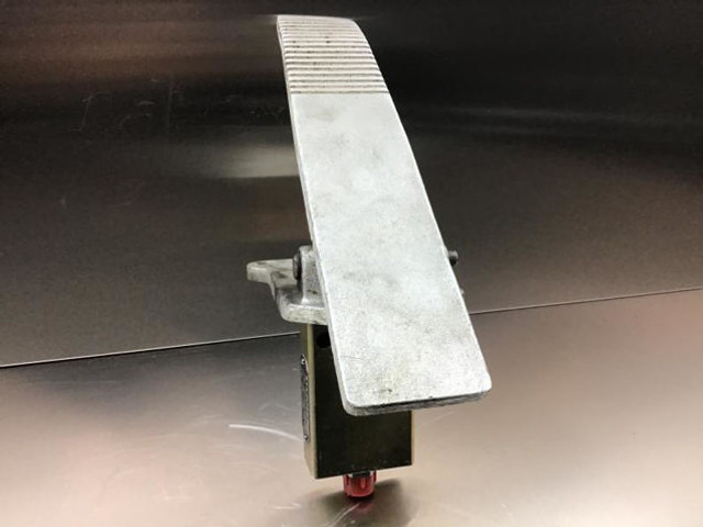 Liebherr Pilot Control Unit - Pedal: bilde 1 Liebherr Pilot Control Unit - Pedal: bilde 1