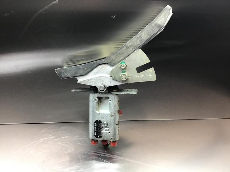 Liebherr Pilot Control Unit - Pedal: bilde 1 Liebherr Pilot Control Unit - Pedal: bilde 1