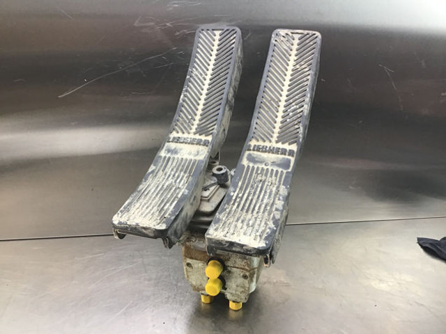 Pedal Liebherr R906 LC / R906 NLC / R906: bilde 1