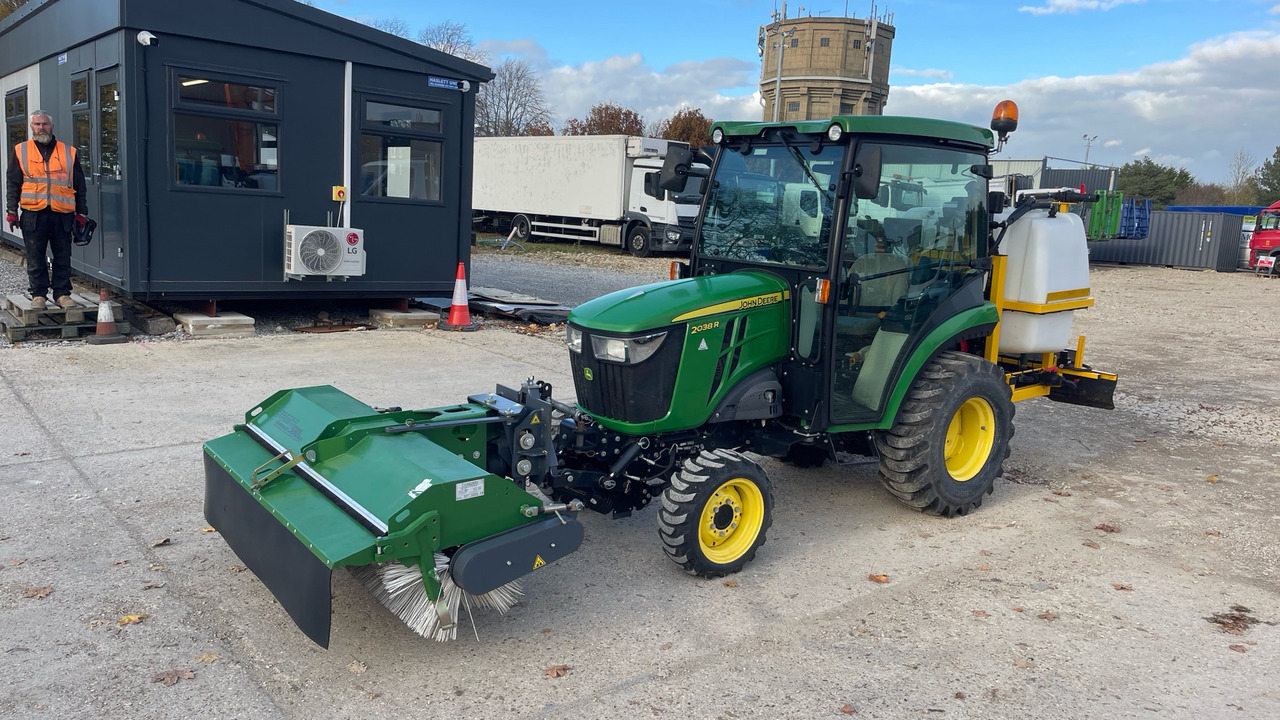 JOHN DEERE 2038R - Traktor: bilde 2 JOHN DEERE 2038R - Traktor: bilde 2