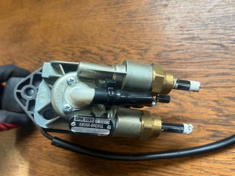 IVECO Stralis KNORR-BREMSE Bremsventil Handbremsventil DPM90EY - Bremseventil for Lastebil: bilde 2 IVECO Stralis KNORR-BREMSE Bremsventil Handbremsventil DPM90EY - Bremseventil for Lastebil: bilde 2