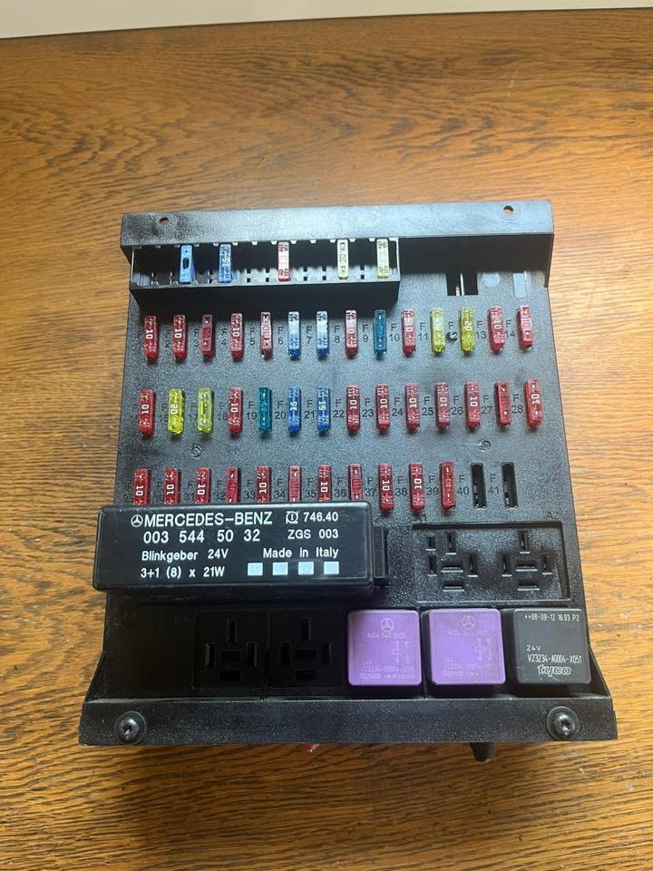 Mercedes Atego Sicherungskasten (Zentralelektrik) A0015433615 - Sikring for Lastebil: bilde 2 Mercedes Atego Sicherungskasten (Zentralelektrik) A0015433615 - Sikring for Lastebil: bilde 2