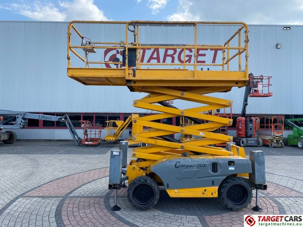 Haulotte Compact 12DX Diesel 4x4 Scissor Work Lift 1206cm - Sakselift: bilde 5 Haulotte Compact 12DX Diesel 4x4 Scissor Work Lift 1206cm - Sakselift: bilde 5