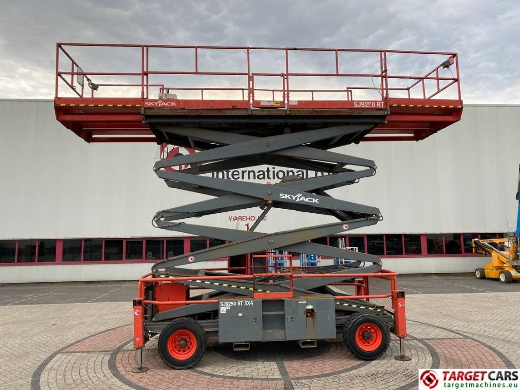 SkyJack SJ9250 RT Diesel 4x4 Scissor 9250 Work Lift 1720cm - Sakselift: bilde 5 SkyJack SJ9250 RT Diesel 4x4 Scissor 9250 Work Lift 1720cm - Sakselift: bilde 5