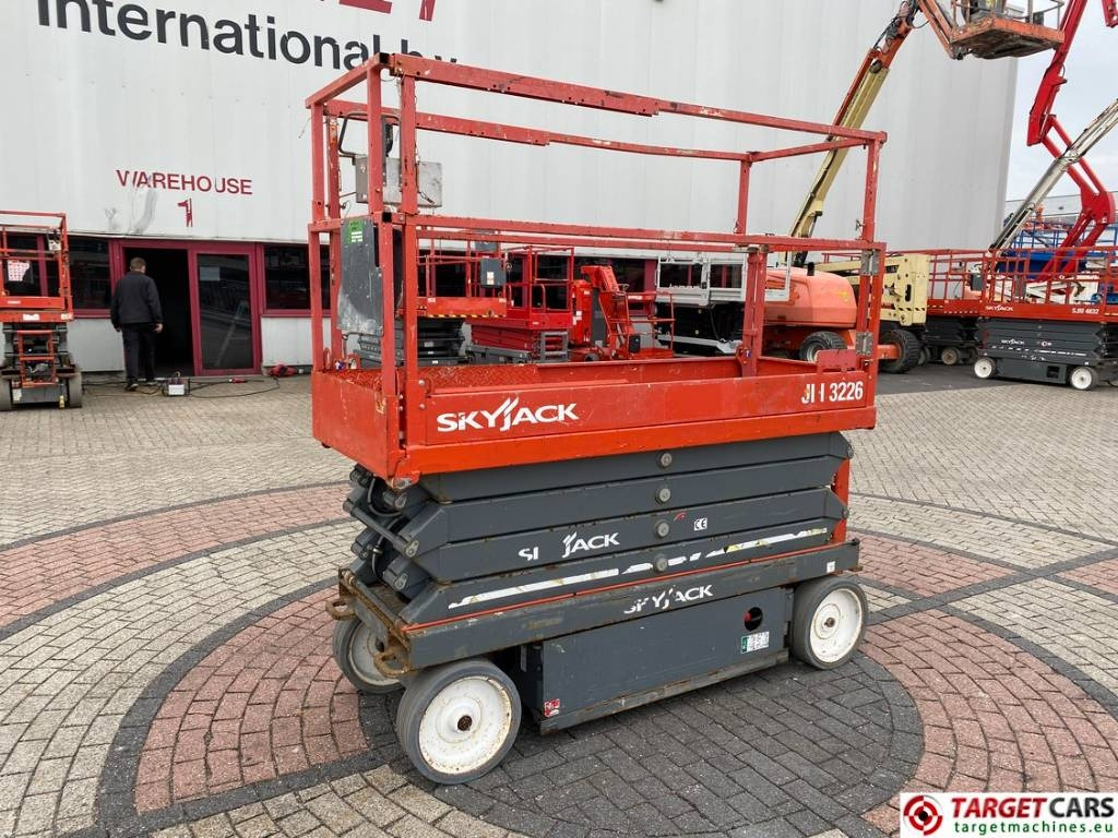 SkyJack SJIII-3226 Electric 3226 Scissor Work Lift 990cm - Sakselift: bilde 1 SkyJack SJIII-3226 Electric 3226 Scissor Work Lift 990cm - Sakselift: bilde 1