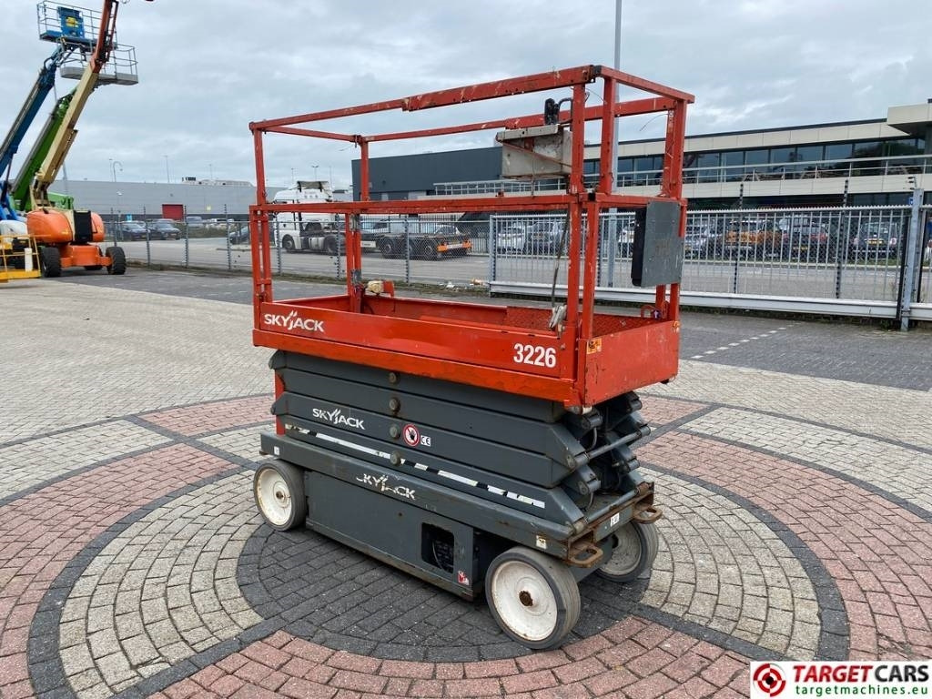 SkyJack SJIII-3226 Electric 3226 Scissor Work Lift 990cm - Sakselift: bilde 2 SkyJack SJIII-3226 Electric 3226 Scissor Work Lift 990cm - Sakselift: bilde 2