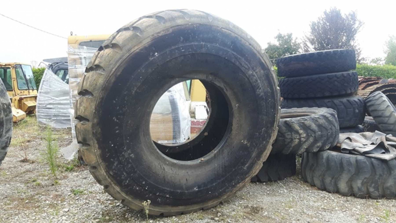 BRIDGESTONE 29/5R35 Pneumatici 29.5R35 in buone condizioni - Dekk for Bygg og anlegg: bilde 3 BRIDGESTONE 29/5R35 Pneumatici 29.5R35 in buone condizioni - Dekk for Bygg og anlegg: bilde 3