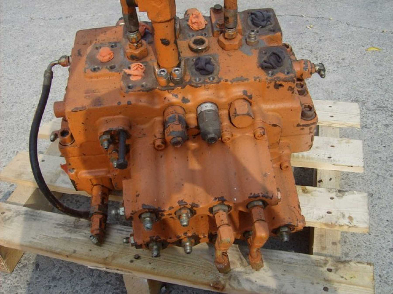 FIAT HITACHI FH300.2 distributore idraulico - Hydraulisk ventil for Bygg og anlegg: bilde 3 FIAT HITACHI FH300.2 distributore idraulico - Hydraulisk ventil for Bygg og anlegg: bilde 3