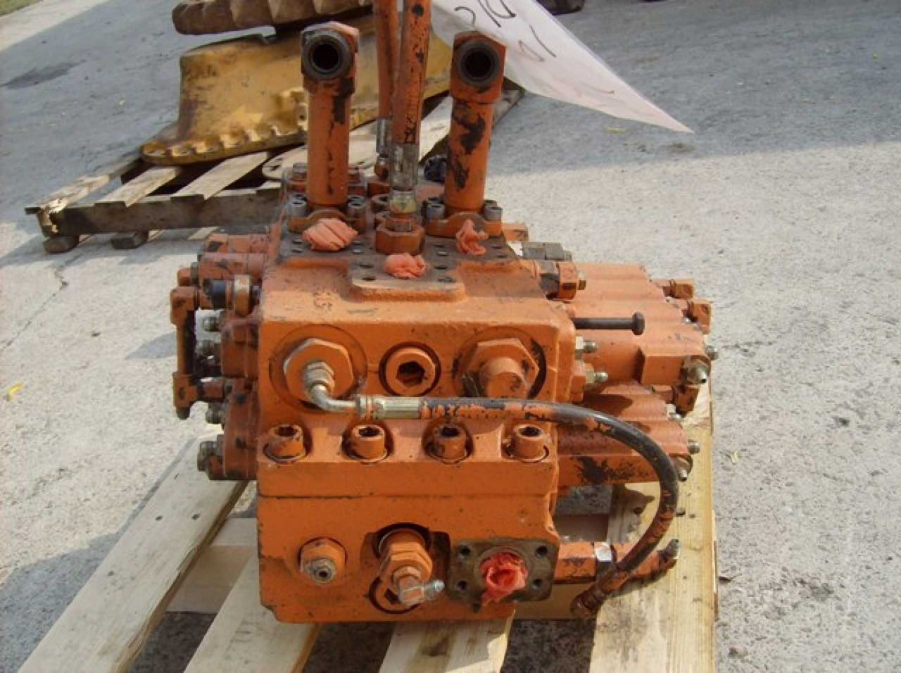 FIAT HITACHI FH300.2 distributore idraulico - Hydraulisk ventil for Bygg og anlegg: bilde 2 FIAT HITACHI FH300.2 distributore idraulico - Hydraulisk ventil for Bygg og anlegg: bilde 2