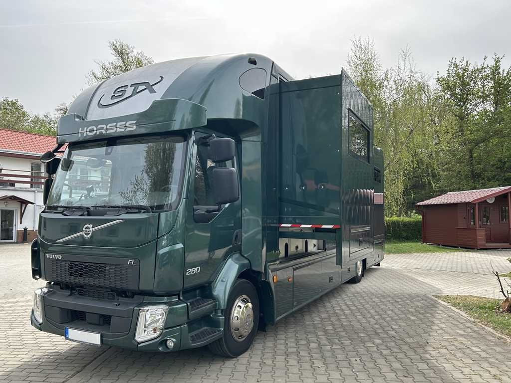Volvo STX FL, FOR 6 PEOPLE, FOR TRANSPORTING FIVE HORSES, CAMERA, 2X HYDRAULIC FRONT - Hestebil: bilde 1 Volvo STX FL, FOR 6 PEOPLE, FOR TRANSPORTING FIVE HORSES, CAMERA, 2X HYDRAULIC FRONT - Hestebil: bilde 1