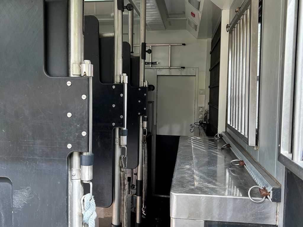 Volvo STX FL, FOR 6 PEOPLE, FOR TRANSPORTING FIVE HORSES, CAMERA, 2X HYDRAULIC FRONT - Hestebil: bilde 5 Volvo STX FL, FOR 6 PEOPLE, FOR TRANSPORTING FIVE HORSES, CAMERA, 2X HYDRAULIC FRONT - Hestebil: bilde 5