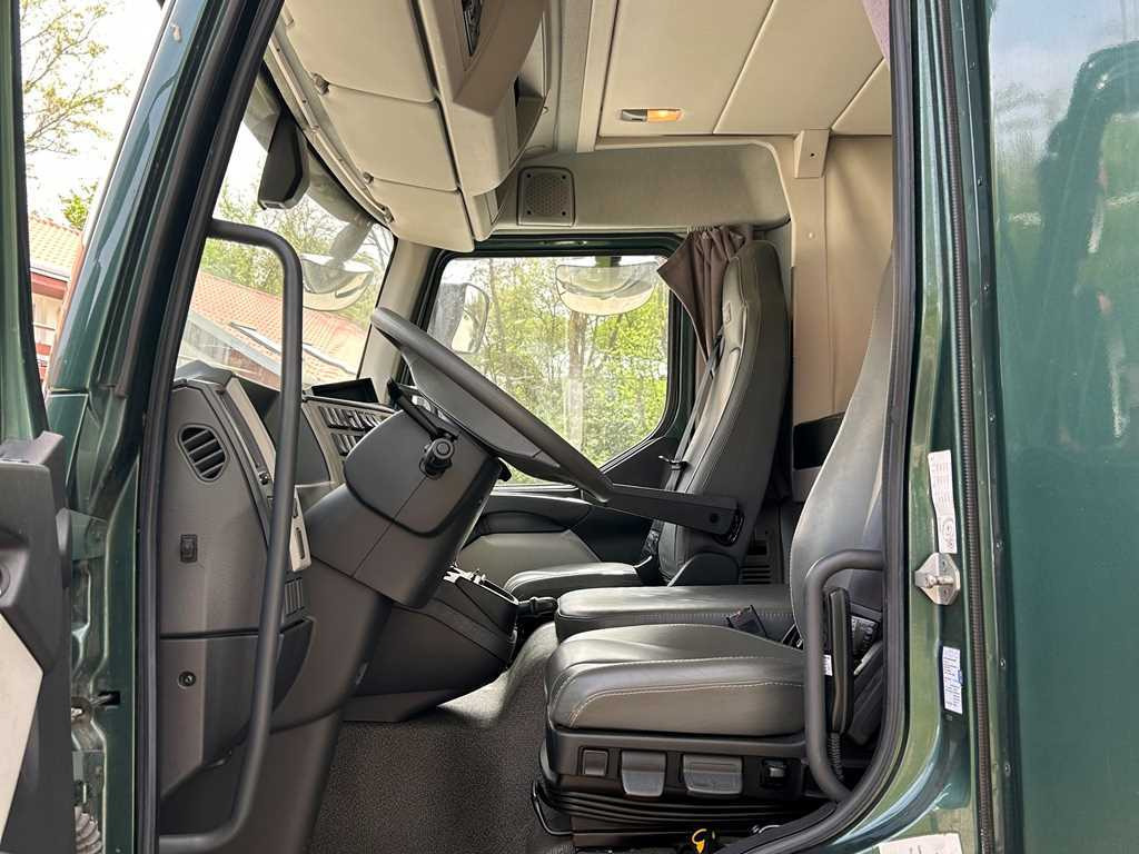 Volvo STX FL, FOR 6 PEOPLE, FOR TRANSPORTING FIVE HORSES, CAMERA, 2X HYDRAULIC FRONT - Hestebil: bilde 3 Volvo STX FL, FOR 6 PEOPLE, FOR TRANSPORTING FIVE HORSES, CAMERA, 2X HYDRAULIC FRONT - Hestebil: bilde 3