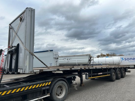 Schwarzmüller Plateau-Auflieger J Serie - Åpen semitrailer: bilde 1 Schwarzmüller Plateau-Auflieger J Serie - Åpen semitrailer: bilde 1