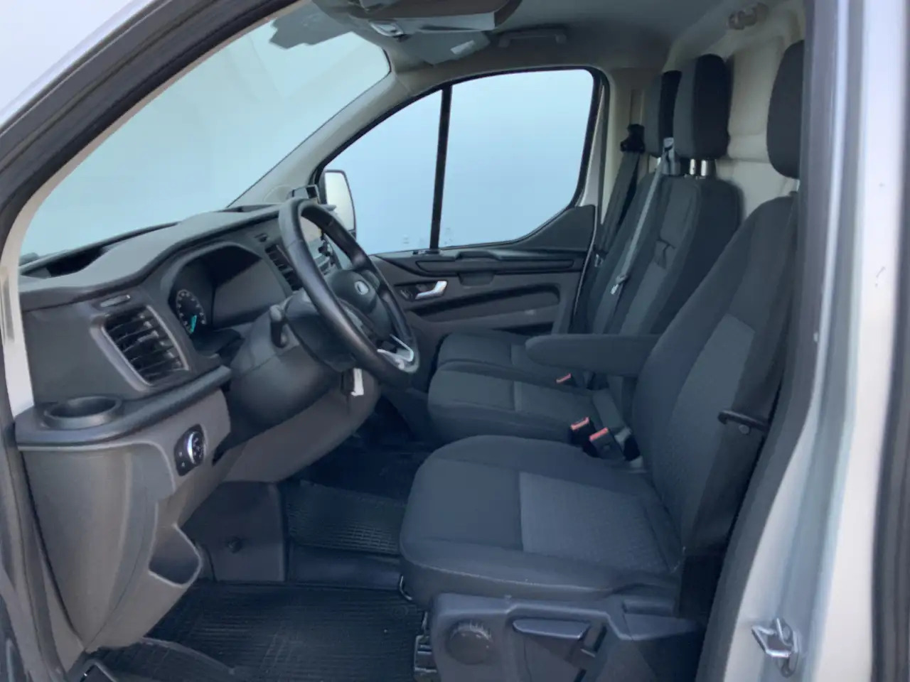 Ford Transit Custom 300 2.0 TDCI L1H1 Limited Airco Cruise Camera 3 Zi - Kassebil: bilde 4 Ford Transit Custom 300 2.0 TDCI L1H1 Limited Airco Cruise Camera 3 Zi - Kassebil: bilde 4