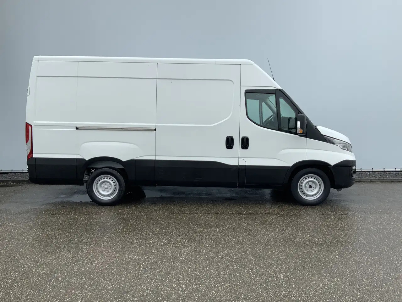 Iveco Daily 35S13V 2.3 352 H2 L3 Airco 3 Zits Opstap Euro 5 - Kassebil: bilde 3 Iveco Daily 35S13V 2.3 352 H2 L3 Airco 3 Zits Opstap Euro 5 - Kassebil: bilde 3