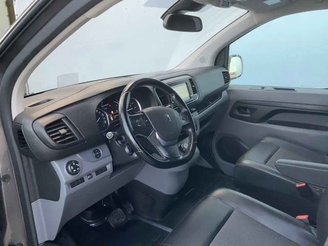 Peugeot Expert 227S 2.0 BlueHD(Koppakking Defect ) 180 Premium Pa - Kassebil: bilde 5 Peugeot Expert 227S 2.0 BlueHD(Koppakking Defect ) 180 Premium Pa - Kassebil: bilde 5