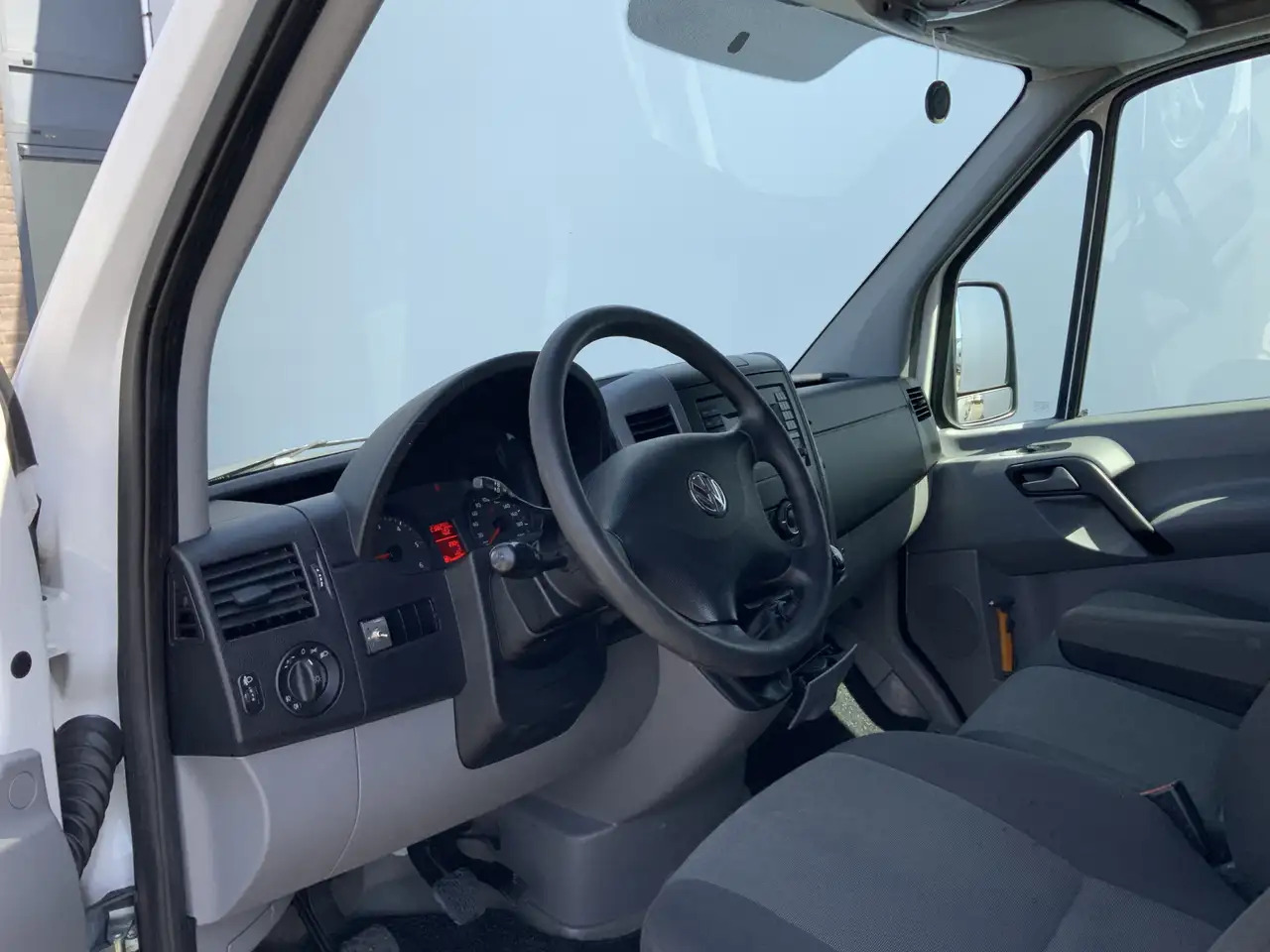 Volkswagen Crafter 35 2.0 TDI L1H1 Airco Cruise 3 Zits Trekhaak 2000 - Kassebil: bilde 5 Volkswagen Crafter 35 2.0 TDI L1H1 Airco Cruise 3 Zits Trekhaak 2000 - Kassebil: bilde 5