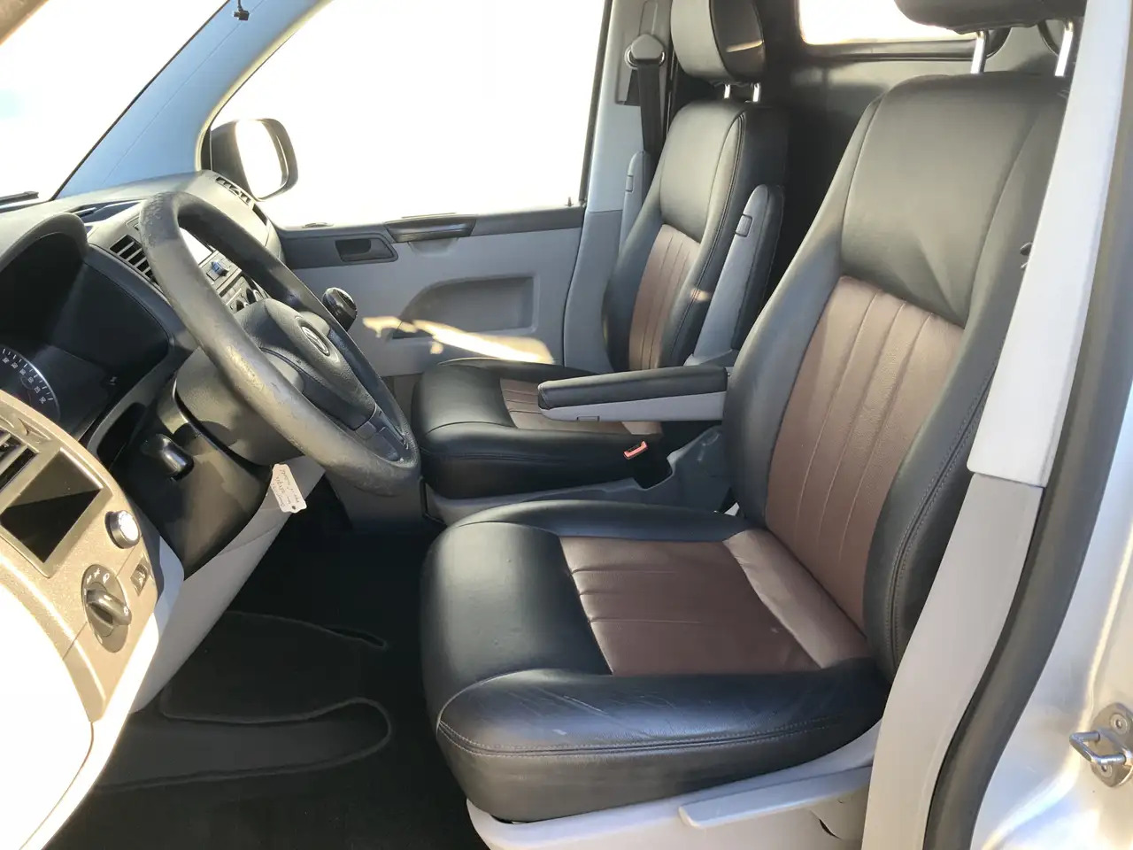 Volkswagen T5 Transporter 2.0 L1H2 Benzine Airco Navi Dub Schuifdeuren Leer - Kassebil: bilde 4 Volkswagen T5 Transporter 2.0 L1H2 Benzine Airco Navi Dub Schuifdeuren Leer - Kassebil: bilde 4